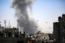 De la fumée s’échappe après des frappes israéliennes à Rafah, dans le sud de la bande de Gaza, le 9 mai.