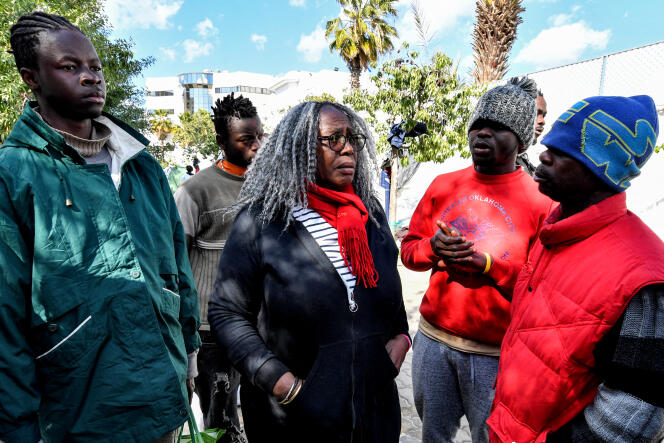 La militante antiraciste Saadia Mosbah en compagnie de migrants subsahariens, à Tunis, le 7 mars 2023.