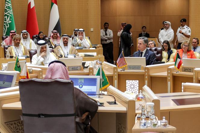وزير الخارجية الأمريكي أنتوني بلينكن (في الوسط) في اجتماع وزاري مشترك بين مجلس التعاون الخليجي والولايات المتحدة بشأن الوضع الإنساني في غزة، الرياض، 29 أبريل/نيسان 2024.  