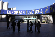 Une bannière électorale devant le Parlement européen à Bruxelles, le 29 avril 2024.