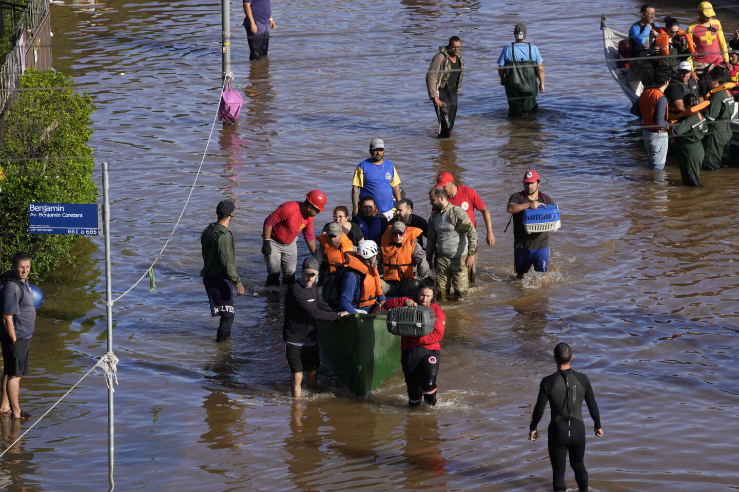 No Brasil, o governo promete 9 mil milhões de euros para reconstrução após inundações mortais