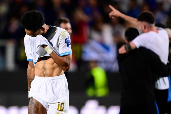 Pierre-Emerick Aubameyang essuie des larmes de déception après la lourde défaite de l’OM (0-3), lors de la demi-finale retour de la Ligue Europa, au stade de Bergame (Italie), le 9 mai 2024.