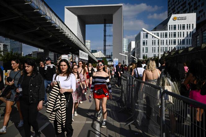 Les fans de Taylor Swift arrivent à la Défense Arena, à Nanterre (Hauts-de-Seine), le 9 mai 2024.