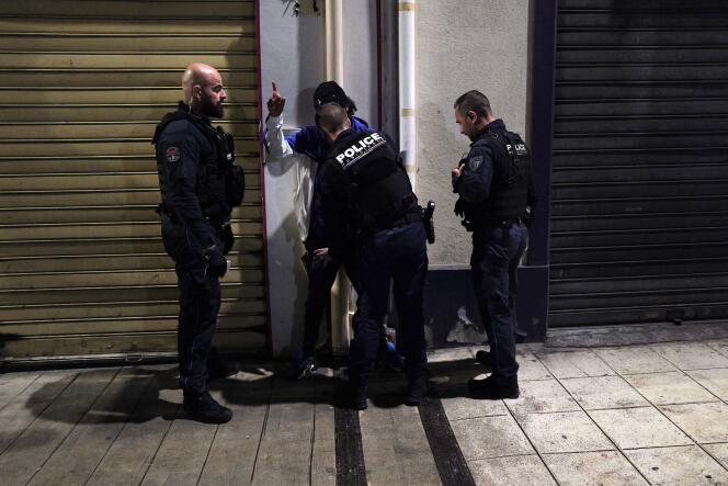 Des membres de la police municipale contrôlent un jeune dans une rue alors qu’un couvre-feu nocturne pour les enfants de moins de 13 ans a été mis en place par décret dans la ville de Nice, le 2 avril 2024.