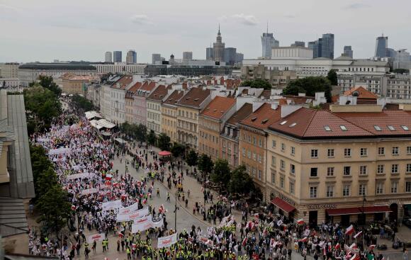 Des manifestants se rassemblent sur la place du Château à Varsovie, le 10 mai 2024, pour protester contre la politique du gouvernement polonais, le Green Deal de l’Union européenne et les importations de céréales bon marché en provenance d’Ukraine.