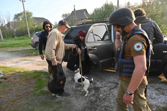 Des volontaires ukrainiens aident les habitants des villages du nord de la région de Kharkiv lors de leur évacuation, le 10 mai 2024.