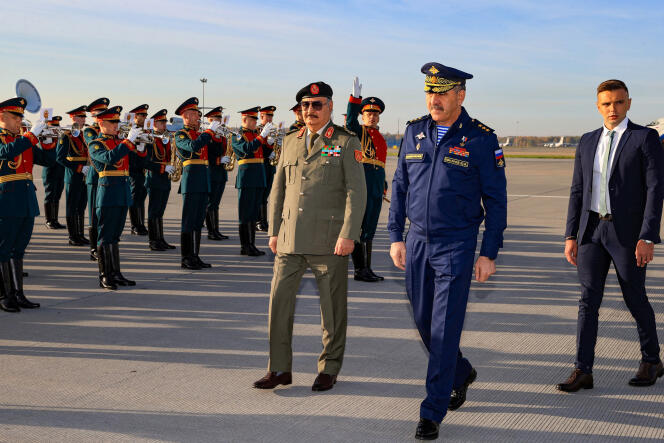 Le maréchal Khalifa Haftar (au centre) accueilli sur une base militaire moscovite par le vice-ministre russe de la défense Iounous-bek Evkourov (en bleu), le 26 septembre 2023. 