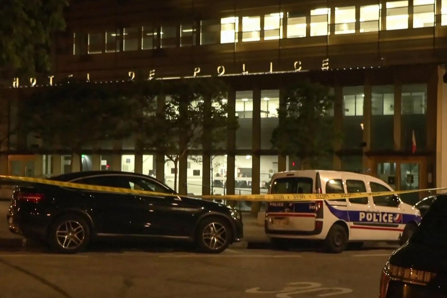 Man shoots 2 officers in Paris police station after grabbing gun