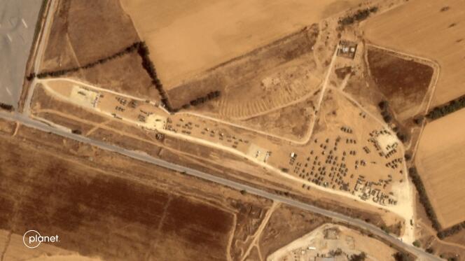 Vue aérienne près du poste de Kerem Shalom, à la frontière avec la bande de Gaza, montrant un rassemblement de véhicules militaires israéliens, le 3 mai.