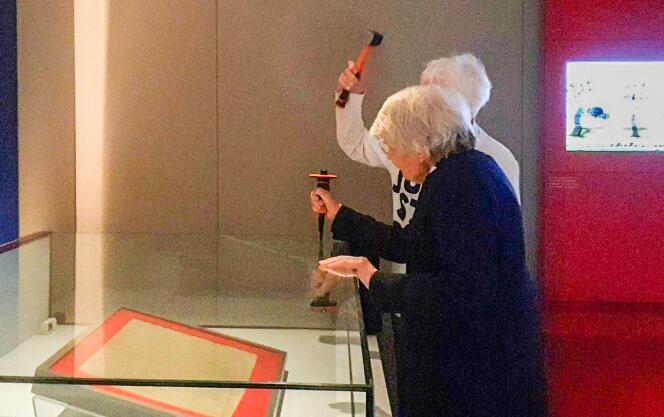 Sue Parfitt (à gauche) et Judy Bruce, activistes de Just Stop Oil, utilisant un marteau et un burin pour tenter de briser la vitrine protégeant une copie de la Magna Carta dans la galerie des trésors de la British Library, à Londres, le 10 mai 2024. 