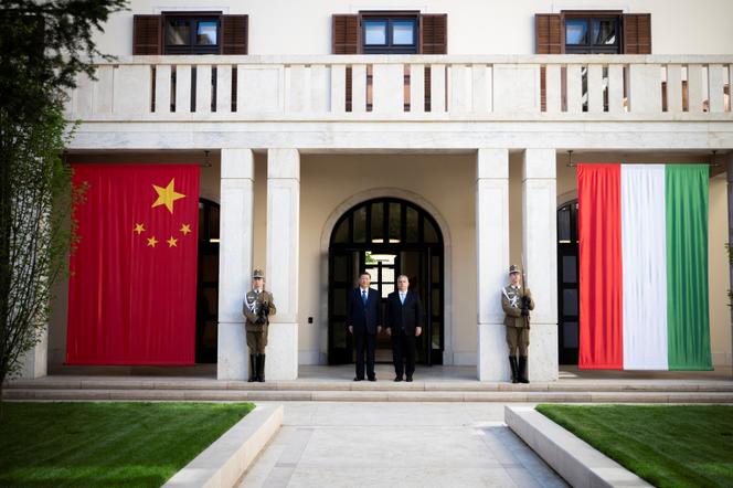 Le président chinois Xi Jinping et le Premier ministre hongrois Viktor Orban posent pour une photo au monastère des Carmélites à Budapest, le 9 mai 2024.