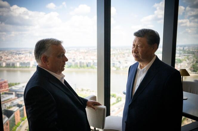 Xi Jinping et Viktor Orban s’entretiennent dans un restaurant de Budapest, en Hongrie, où ils déjeuneront, le 10 mai 2024.