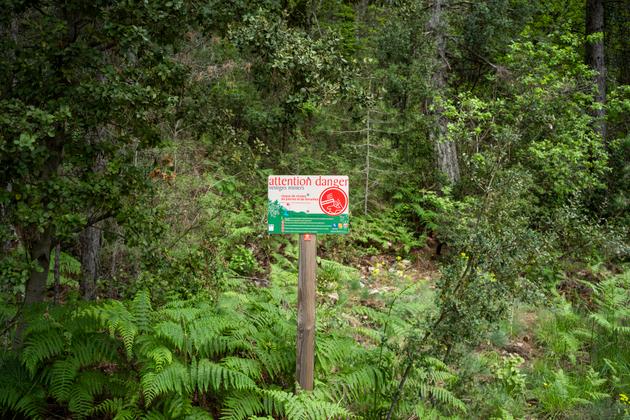 Un panneau prévient les randonneurs de la présence de vestiges miniers, à Saint-Félix-de-Pallières (Gard), le 3 mai 2024.
