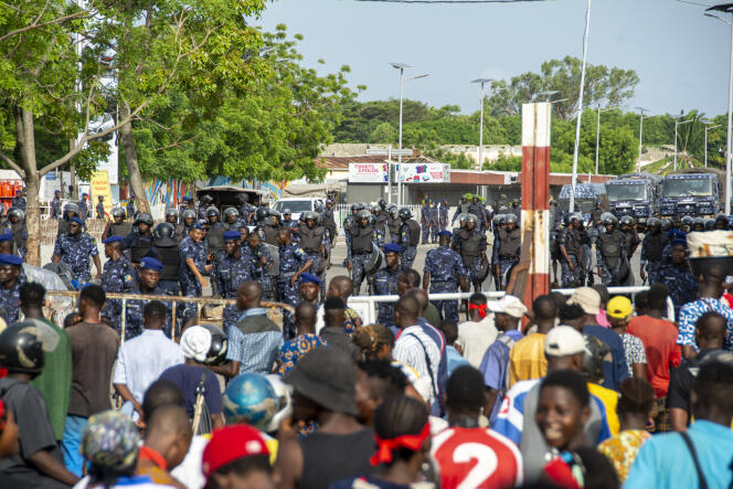 Des policiers bloquent une route lors d’une manifestation contre la hausse du coût de la vie, à Cotonou, le 27 avril 2024.