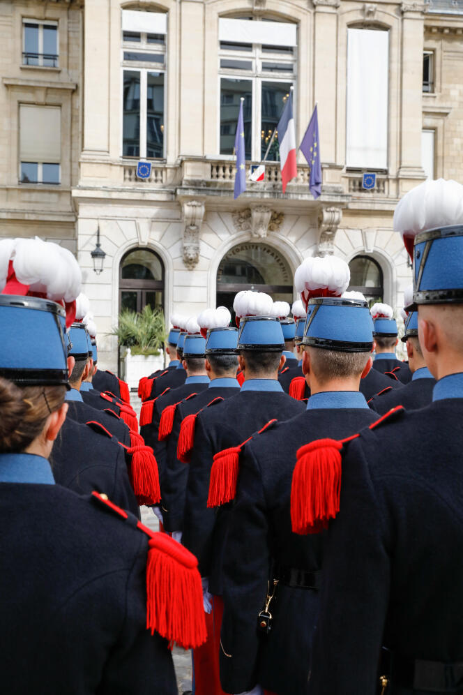 Elèves officiers de l’Académie militaire de Saint-Cyr, devant la mairie du 15e arrondissement de Paris, le 26 septembre 2023.