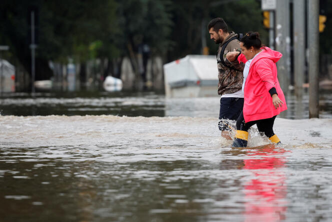 Dans une rue inondée de Porto Alegre, Brésil, le 10 mai 2024.
