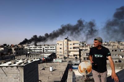 Une fumée s’élève après des bombardements israéliens à Rafah, dans le sud de la bande de Gaza, le 10 mai 2024.