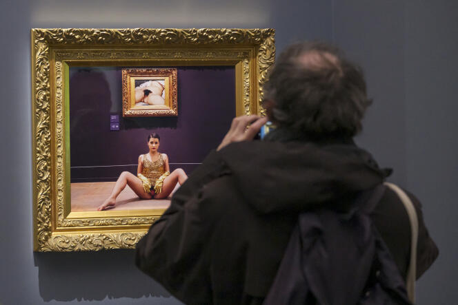 Une photo de Deborah De Robertis, mise en examen pour le tag de « L’Origine du monde », est exposée à proximité de l’œuvre de Courbet pour l’exposition du Centre Pompidou-Metz. On voit Deborah De Robertis poser, le sexe nu, sous l’œuvre du célèbre peintre. 