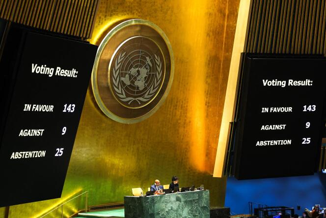 Les résultats du vote sur la résolution demandant au Conseil de sécurité des Nations Unies de reconsidérer et de soutenir l'adhésion à part entière de la Palestine, à l'Assemblée générale des Nations Unies, à New York, le 10 mai 2024. 