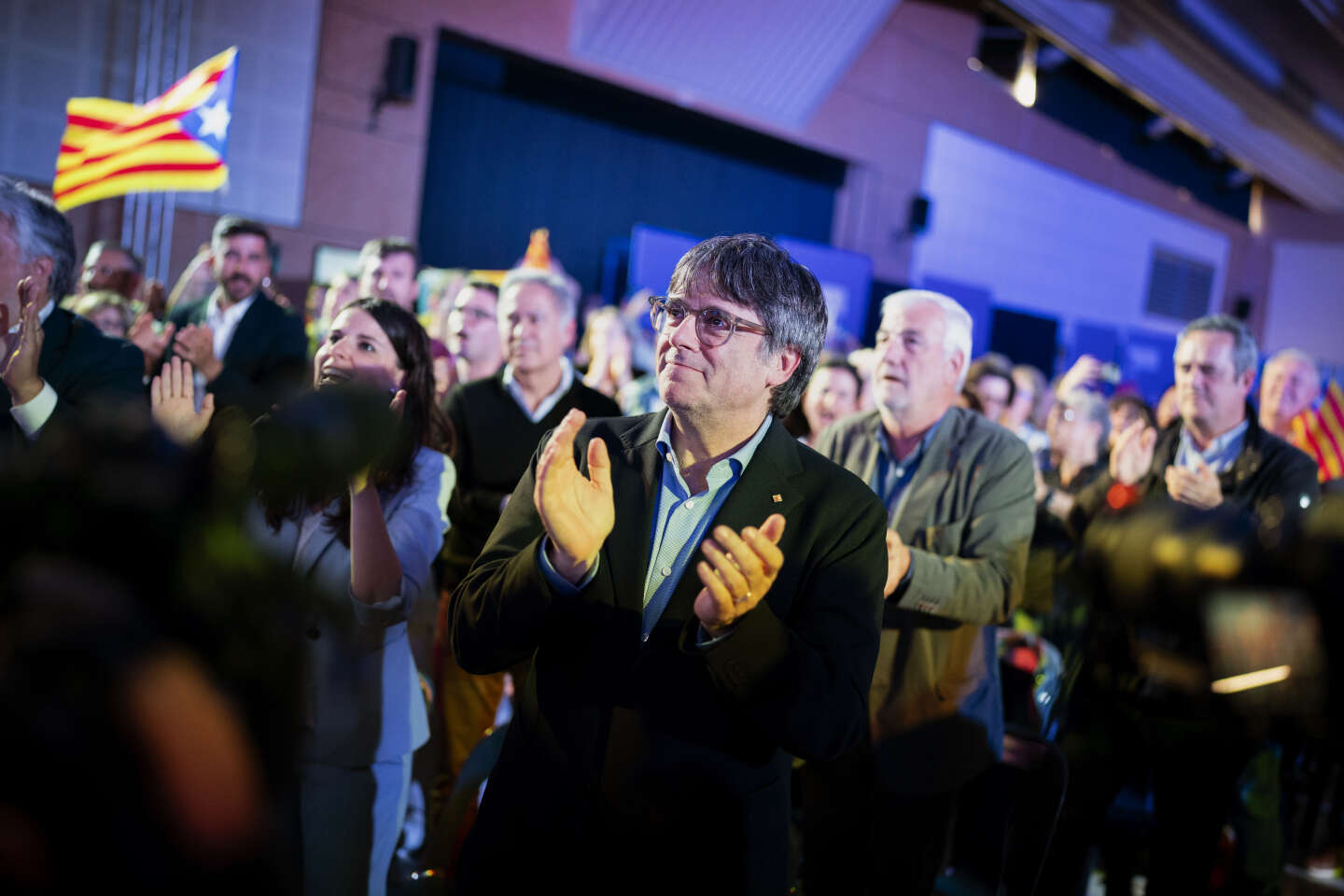 Regarder la vidéo Elections catalanes : Carles Puigdemont contraint de faire campagne en France