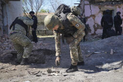 Un policier inspecte les débris d’une bombe russe après un raid sur la ville de Kharkiv, le 30 avril 2024.