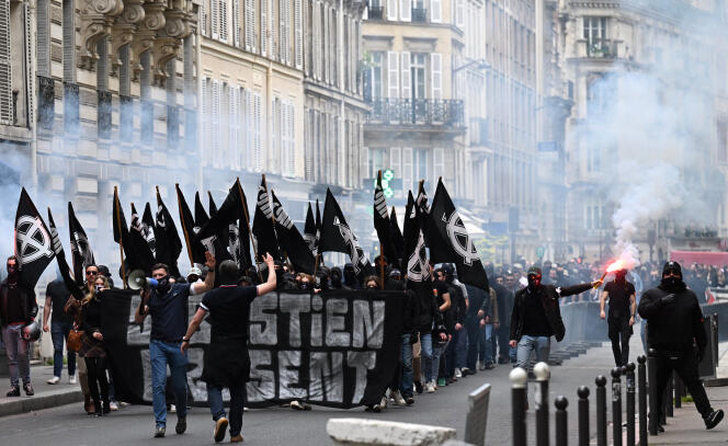 Des membres du groupe d'extrême droite Comité du 9 mai, lors du 29e anniversaire de la mort de Sébastien Deyzieu, à Paris, le 6 mai 2023. 