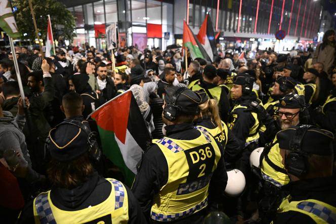 La police fait face à des manifestants propalestiniens dans le centre de Malmö, lors de la 68ᵉ édition du Concours Eurovision de la chanson devant la Malmö Arena, en Suède, le 9 mai 2024. 