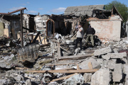 Un habitant du village de Krasylivka, dans la région de Kiev, examine les dégâts d’une maison détruite, le 8 mai 2024. 
