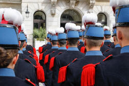 Elèves officiers de l’Académie militaire de Saint-Cyr, devant la mairie du 15e arrondissement de Paris, le 26 septembre 2023.