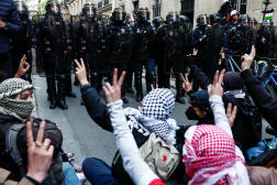 Occupation d’une rue devant le bâtiment de de Sciences Po en soutien aux Palestiniens de Gaza, à Paris, le 26 avril 2024. 