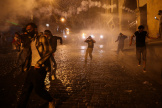 Les canons à eau dispersent les manifestants qui s’opposent au projet de loi sur les « agents étrangers », à Tbilissi, le 1ᵉʳ mai 2024.