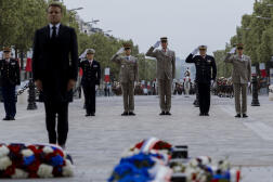 Le président de la République, Emmanuel Macron, devant la tombe du Soldat inconnu lors des commémorations du 8 mai. 
