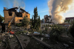 A Kharkiv, des pompiers interviennent après une frappe russe, 10 mai 2024. 