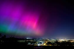 Des aurores boréales illuminent le ciel nocturne de Vienne, en Autriche, lors d’une tempête géomagnétique, le 11 mai 2024.