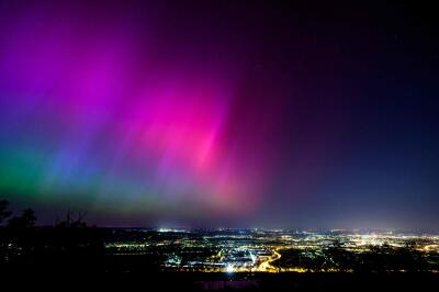 Des aurores boréales illuminent le ciel nocturne de Vienne, en Autriche, lors d’une tempête géomagnétique, le 11 mai 2024.