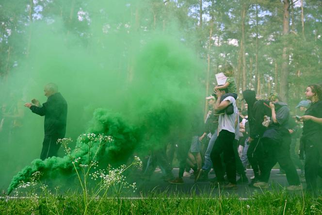 Manifestation de militants écologistes devant l'usine Tesla à Grünheide, près de Berlin, le 11 mai 2024.