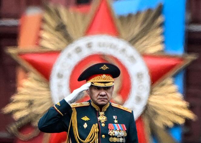 Sergueï Choïgou salue les soldats russes lors du défilé militaire marquant le 79ᵉ anniversaire de la victoire sur l’Allemagne hitlérienne, à Moscou, le 9 mai 2024.