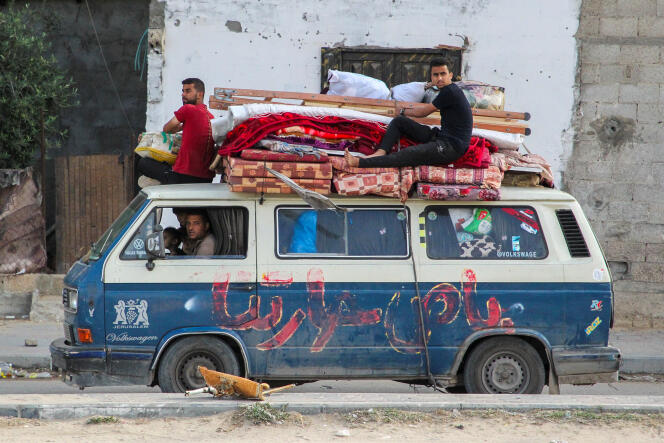 Palestinos desplazados abandonan Rafah, 12 de mayo de 2024.
