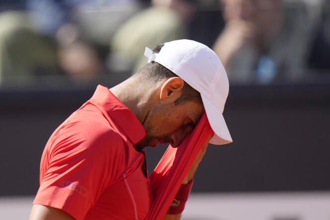 Le Serbe Novak Djokovic lors de son match contre le Chilien Alejandro Tabilo, au Masters 1000 de Rome, dimanche 12 mai 2024. 