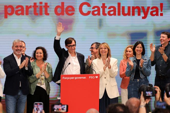 Salvador Illa, candidat du Parti socialiste catalan, salue ses partisans à Barcelone, le 12 mai 2024.