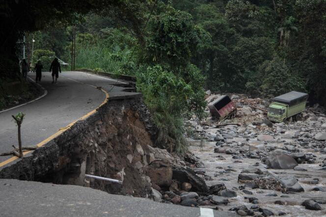 Una carretera dañada por inundaciones repentinas y flujos de lava fría del monte Marapi, un volcán en la isla occidental de Sumatra, Indonesia, el 12 de mayo de 2024.