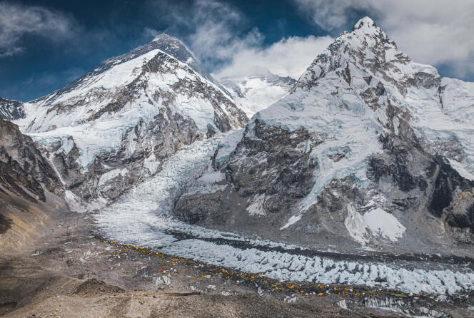 Una vista de un dron muestra el Monte Everest, el glaciar Khumbu y el campamento base en Nepal, el 30 de abril de 2024. 