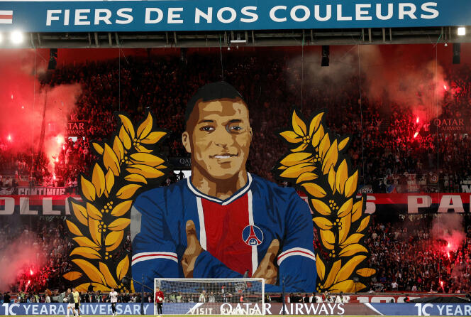El tifo con la imagen de Kylian Mbappé, presentado por la afición del PSG, antes del partido contra el Toulouse, en el Parque de los Príncipes, el 12 de mayo de 2024.