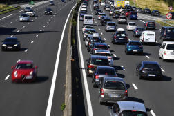 Des véhicules dans des embouteillages le long de l’autoroute A10 sur la route des vacances d’été, dans la banlieue de Paris, le 6 août 2022.