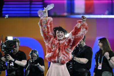 L’artiste suisse Nemo, après avoir remporté la 68ᵉ édition de l’Eurovision, à Malmö (Suède), le 11 mai 2024.