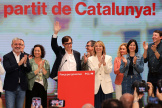 Le candidat du Parti socialiste de Catalogne, Salvador Illa, salut ses partisans, à Barcelone, le 12 mai 2024.