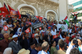 Des manifestants mobilisés pour réclamer la libération des journalistes et opposants emprisonnés à Tunis, le 12 mai 2024.