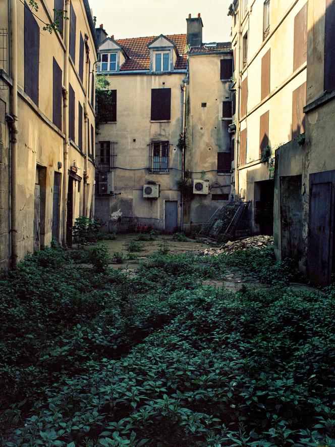 Dans la cour de l’immeuble du 48, rue de la République, à Saint-Denis, le 29 avril 2024.