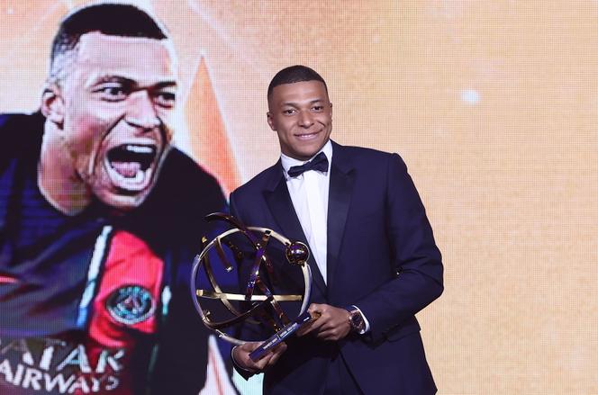 L'attaquant français n°07 du Paris Saint-Germain, Kylian Mbappé, pose pour une photo après avoir reçu le prix du Joueur de l'année de Ligue 1 à la fin de l'émission télévisée lors de la cérémonie de remise des prix de l'UNFP (Union Nationale des Footballeurs Professionnels) à Paris le 13 mai. , 2024. .