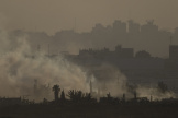 De la fumée s’élève vers le ciel après une explosion dans la bande de Gaza, vue depuis le sud d’Israël, le lundi 13 mai 2024. 